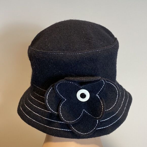 Parkhurst 100% wool black cloche hat with flower accent - Picture 4 of 8